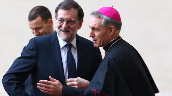 Rajoy conversa con el arzobispo Georg Ganswein. 