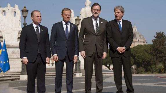 Mariano Rajoy, junto al primer ministro italiano, Paolo Gentiloni; el presidente del Consejo Europeo, Donald Tusk, y el primer ministro de Malta y presidente de turno de la UE, Joseph Muscat.