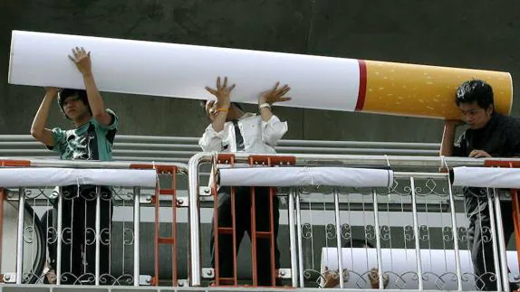 Cigarro gigante utilizado durante una protesta antitabaco en Bangkok. 