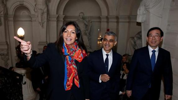 La alcaldesa de París, Anne Hidalgo (i), con el alcalde de Londres a su izquierda. 