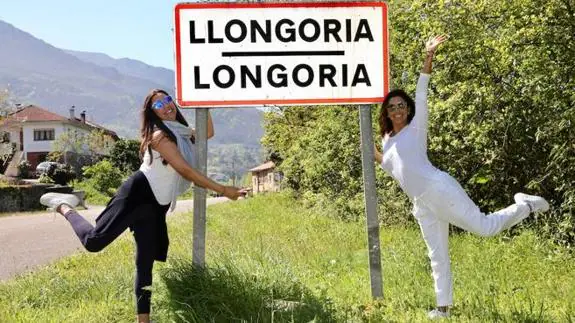María Bravo y Eva Longoria, con el cartel de Longoria.