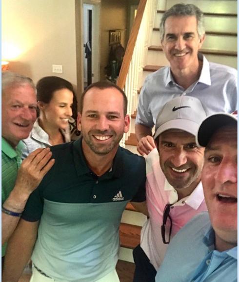 Sergio García festeja su victoria junto a Figo, José Andrés y su familia. 