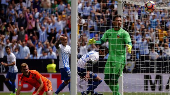 Recio celebra uno de los goles del Málaga.