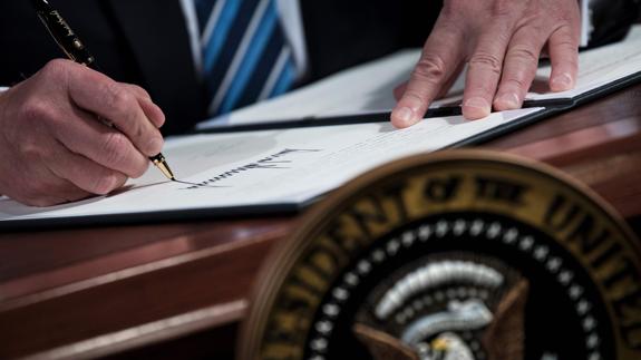 Trump, durante la firma de un documento. 