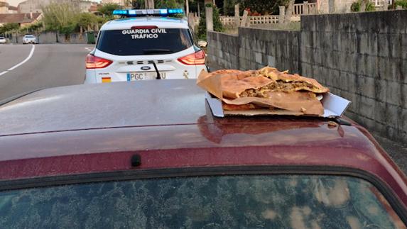 Fotografía facilitada por la Guardia Civil del vehículo con la empanada. 