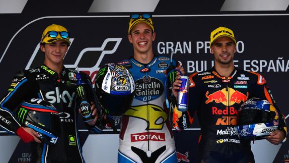 Alex Márquez, flanqueado en el podio por Bagnaia y Oliveira. 