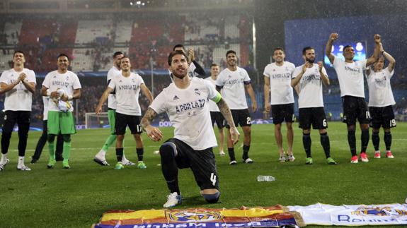 Los jugadores del Madrid celebran el pase a la final. 