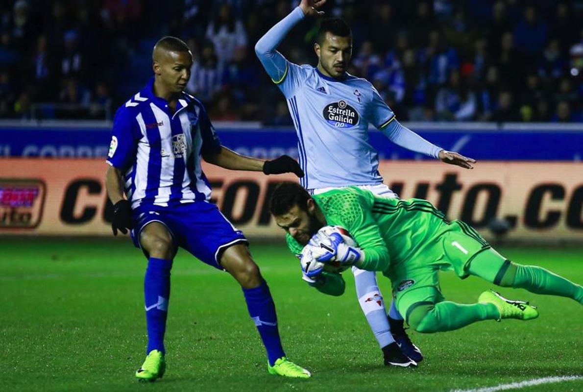 El centrocampista del Alavés Manu García (d) celebra con su compañero, el delantero brasileño Deyverson (i)