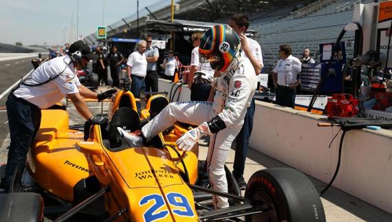 Fernando Alonso se sube al coche número 29 en Indianápolis. 