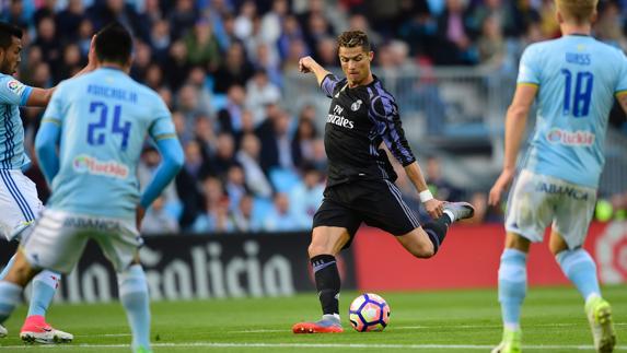 Cristiano dispara para marcar el 0-1. 