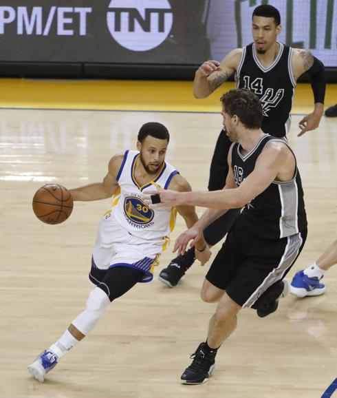 Pau Gasol defiende a Stephen Curry. 