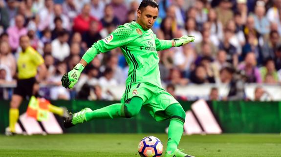 Keylor Navas golpea el balón. 