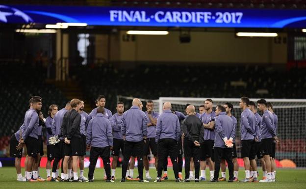 La plantilla del Real Madrid, en el entrenamiento del viernes. 