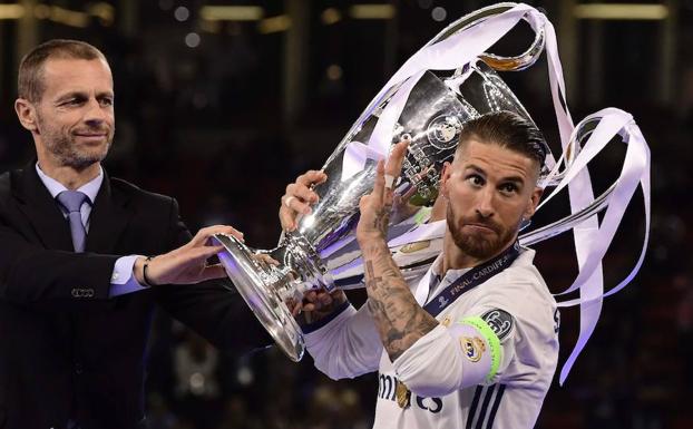 Ramos recoge la Champions de manos de Ceferin, presidente de la UEFA. 