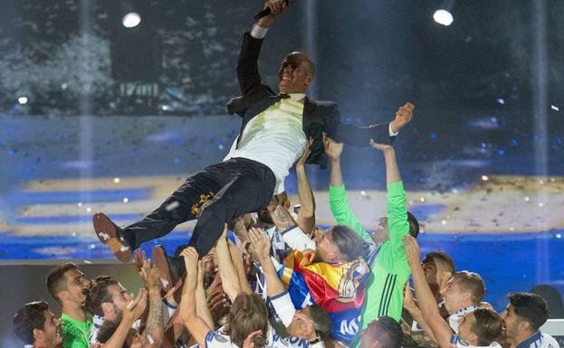 Los futbolistas del Real Madrid 'mantean' a Zidane en el Bernabéu. 