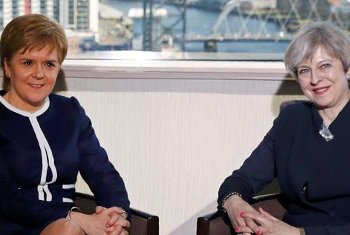 Theresa May y Nicola Sturgeon.
