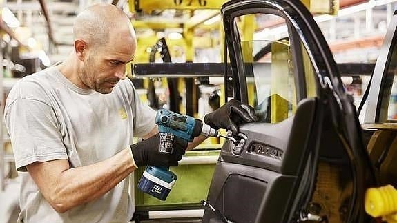 Un trabajador en la línea de fabricación de Mégane en la planta de Renault en Villamuriel de Cerrato (Palencia).