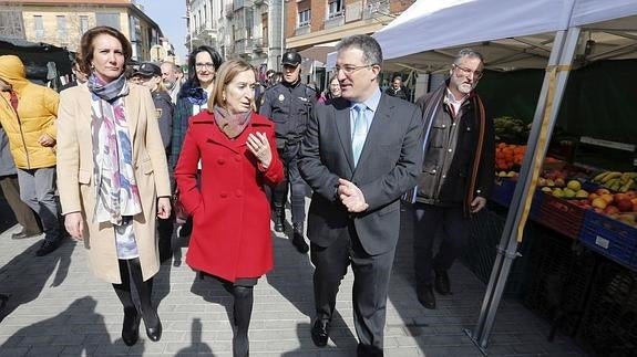 Ana Pastor, durante su paseo por Astorga.