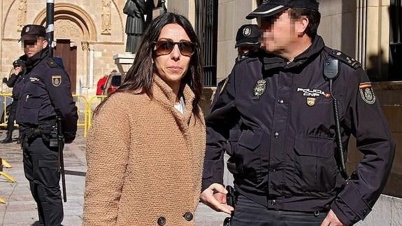 Raquel Gago, a su llegada a la Audiencia Provincial. 