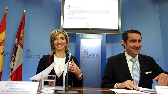 La consejera de Familia e Igualdad de Oportunidades, Alicia García, y el consejero de Fomento y Medio Ambiente, Juan Carlos Suárez-Quiñones, presentan los datos correspondientes a los tres años de funcionamiento del Sistema Integral de Apoyo a las familias en riesgo de desahucio de Castilla y León. 