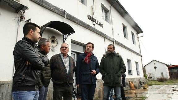 Tino Rodriguez compareció en la estación de tren de Cubillos, con cargos del PSOE en los municipios del 'Ponfeblino'.