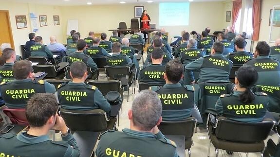La Guardia Civil recibe una conferencia sobre la enfermedad de Alzheimer y otras demencias