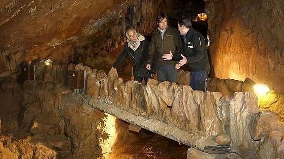 Visitantes en la Cueva de Valporquero. 