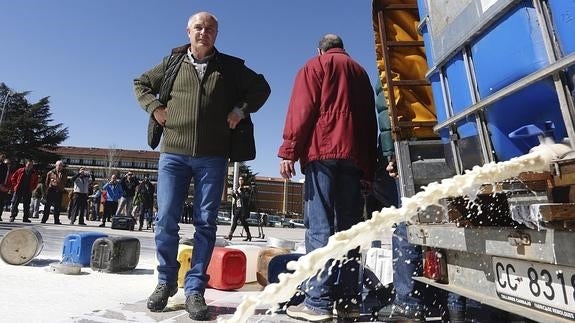 Momento en el que se procede al vertido de la leche.