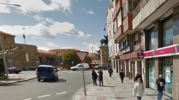 Un comercio chino de la Plaza del Espolón cierra a mediodía con una mujer de avanzada edad dentro