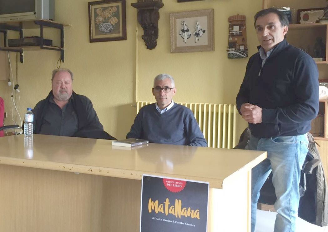 Damián J. Fuentes, en el centro, durante la presentación de su novela.