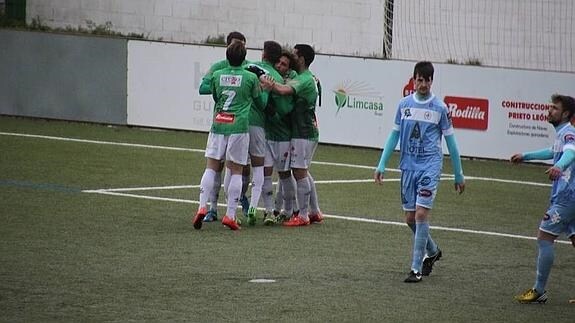 Los jugadores del Guijuelo celebran el gol 