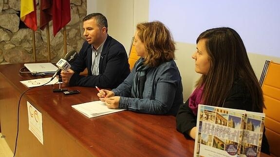 Antonio Jiménez, Aurora Baza y Marta Mejías, durante la recepción de la 'Gira por la infancia'