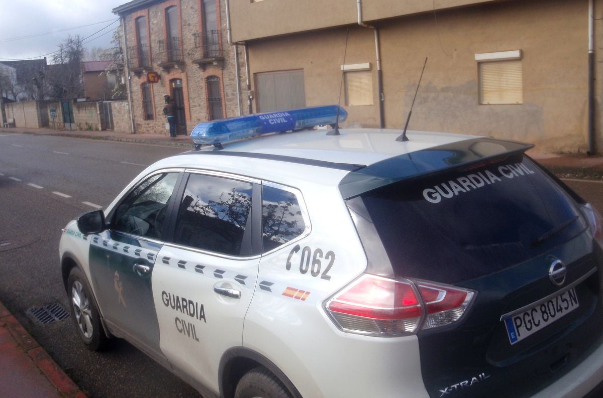 Imagen de la Guardia Civil en uno de los locales afectados