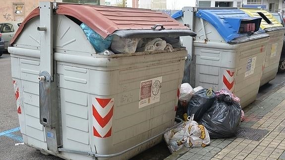 Imagen de uno de los contenedores de Ponferrada este domingo, en la segunda jornada de huelga.