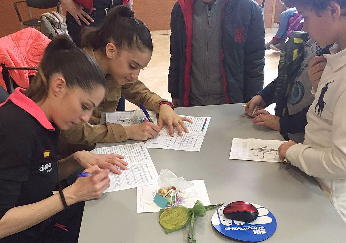 Carolina Rodríguez y Sara firmando autógrafos.