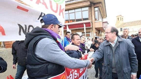 El presidente de la Junta saluda a trabajadores de Lauki.