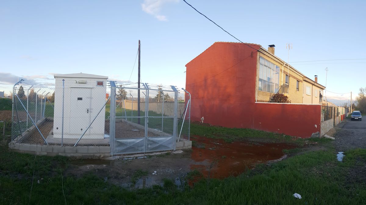 Imagen de la polémica antena de telefonía junto a algunas viviendas en Oteruelo.