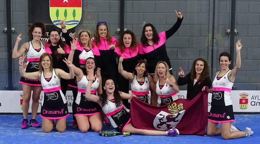 El equipo femenino de Central Pádel celebra su título