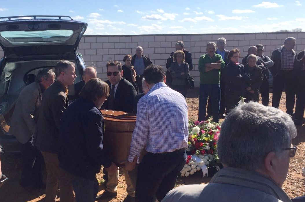 Último y emocionado adiós a Félix Pacho Reyero en la localidad de Bercianos del Real Camino.