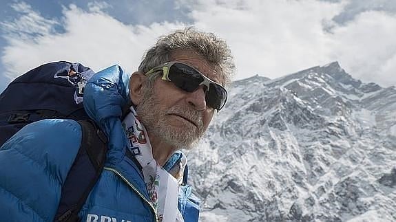 El alpinista abulense Carlos Soria en el último campamento antes de llevar a cabo el ataque a cumbre. 