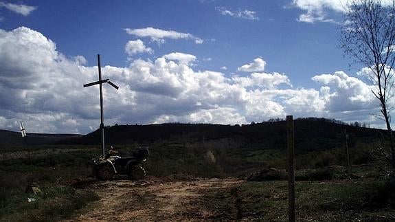 La 'cruz cercenada' vuelve a marcar el recorrido del Camino Olvidado por el Bierzo Alto.