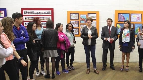 La concejala de Cultura, Marganita Torres, y el de Educación, Javier GArcía -Prieto, inauguran la exposición.