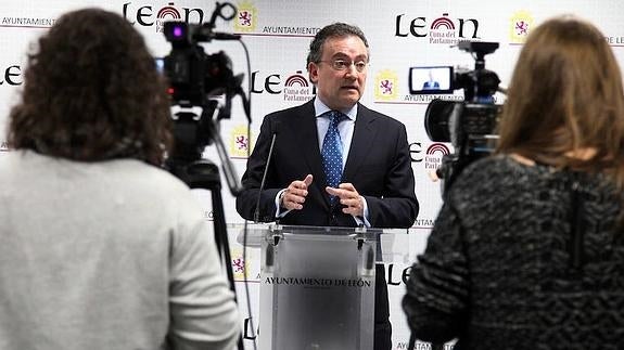 Fernando Salguero da cuenta de los auntos de la Junta de Gobierno Local