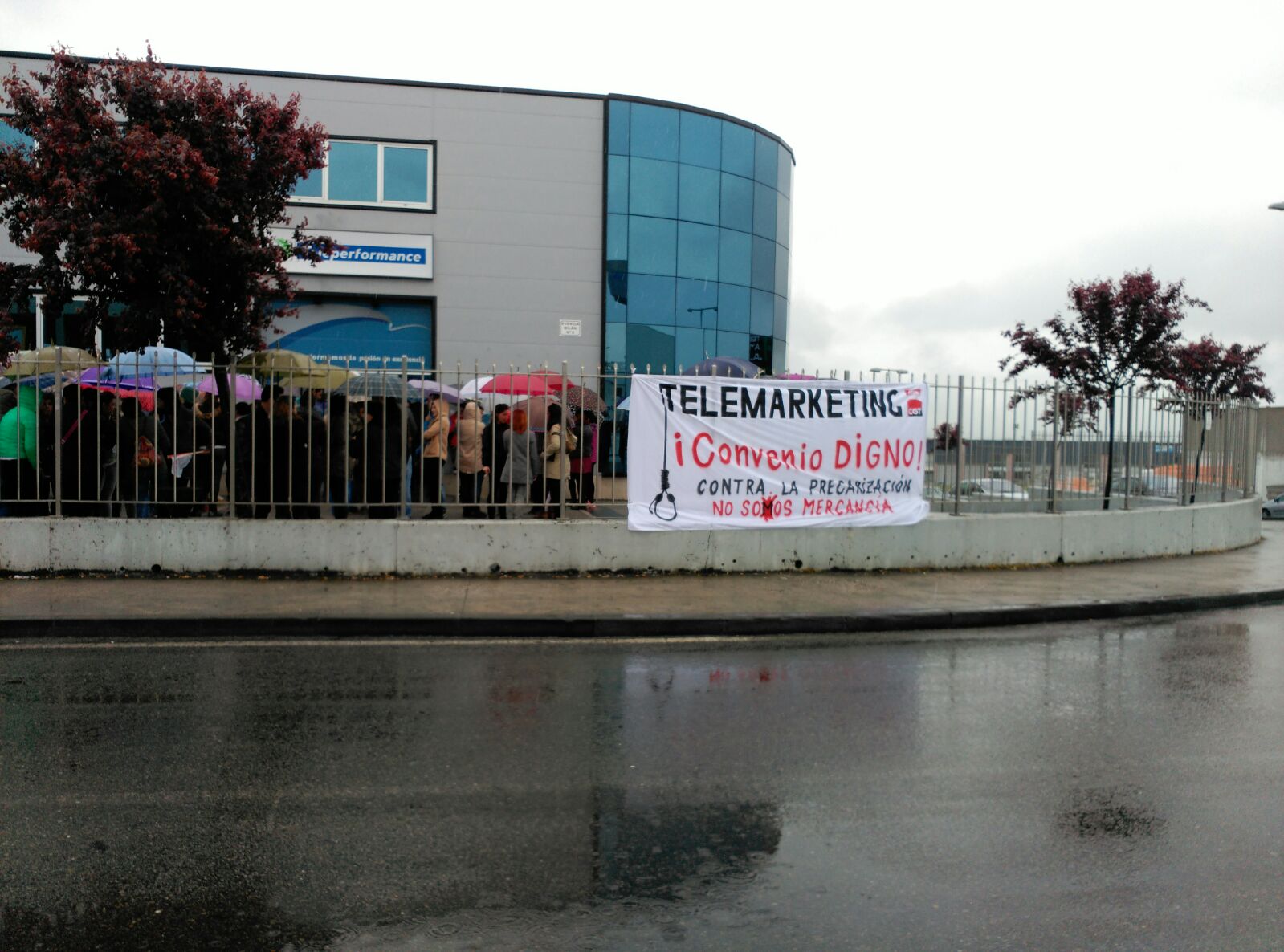 Los trabajadores de Teleperformance, durante la protesta protagonizada a las puertas de la empresa.