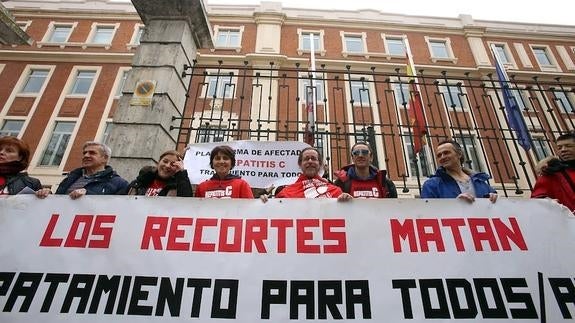 Concentración de la Plataforma de Afectados por la Hepatitis frente a la Consejería de Sanidad