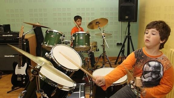 Escuela dirigida a palentinos entre 2 y 35 años de edad que ofrece una alternativa de ocio y tiempo libre a través de la formación musical
