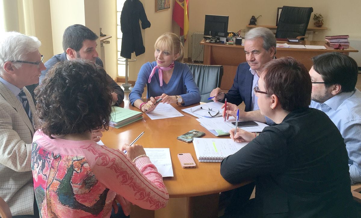 Un instante de la reunión mantenida entre grupos.