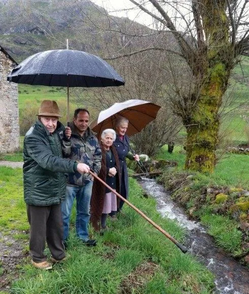 Vecinos de Viadangos de Arbás señalan el arroyo que se seca en verano. 