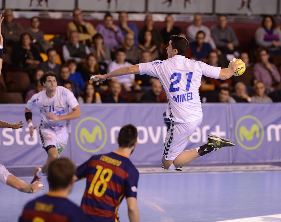Mikel inició el partido como central