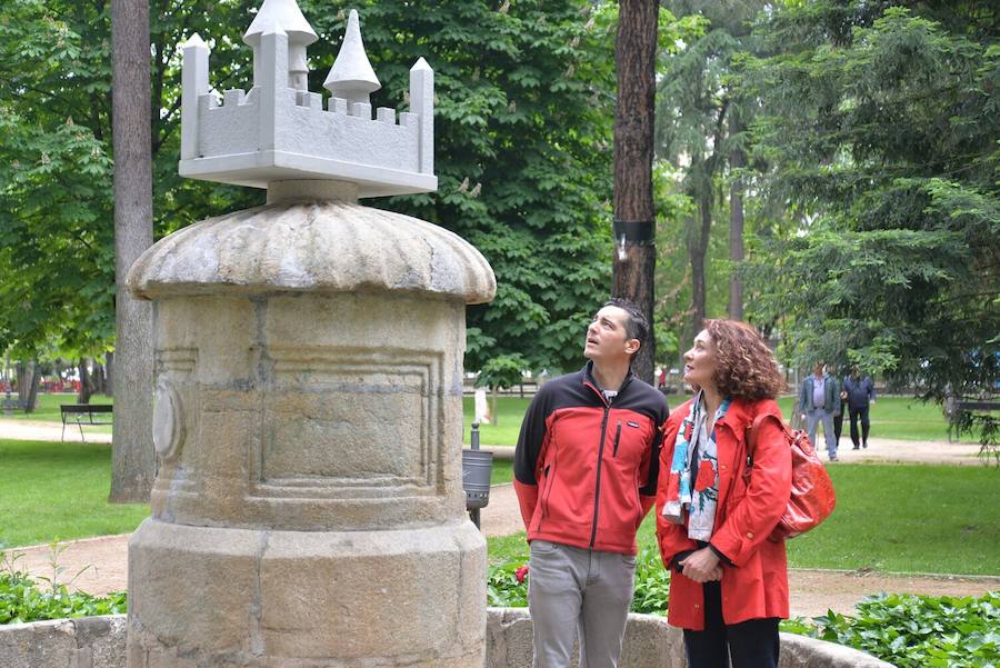 La alcaldesa y el concejal de Deportes presidieron el acto de colocación del castillo en la fuente.